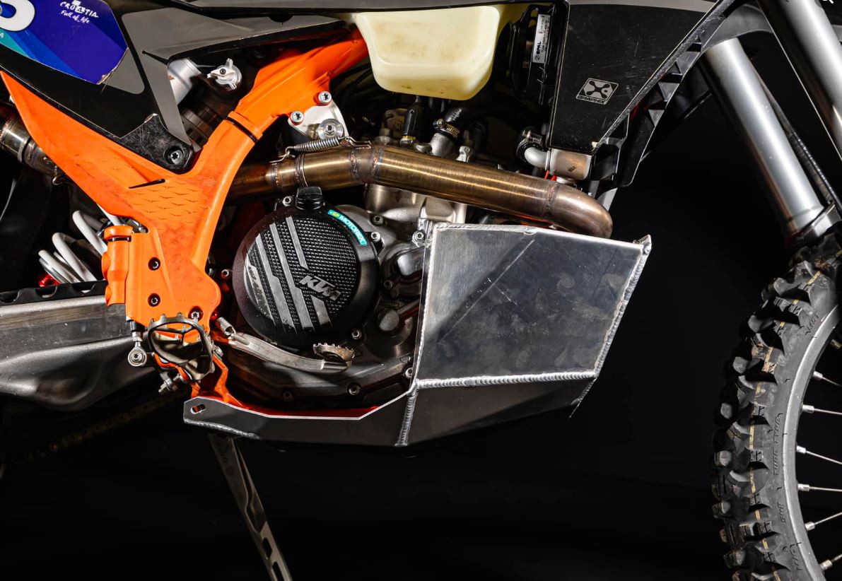 KTM EXC & Husqvarna FE MY24-25 Auxiliary 8ltr Fuel Tank Skid Plate