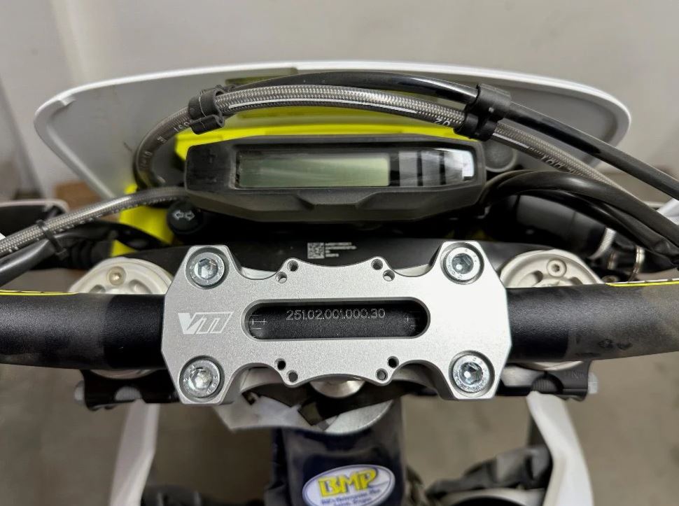 Handlebar Top Clamp with AMPs Pattern 38x90