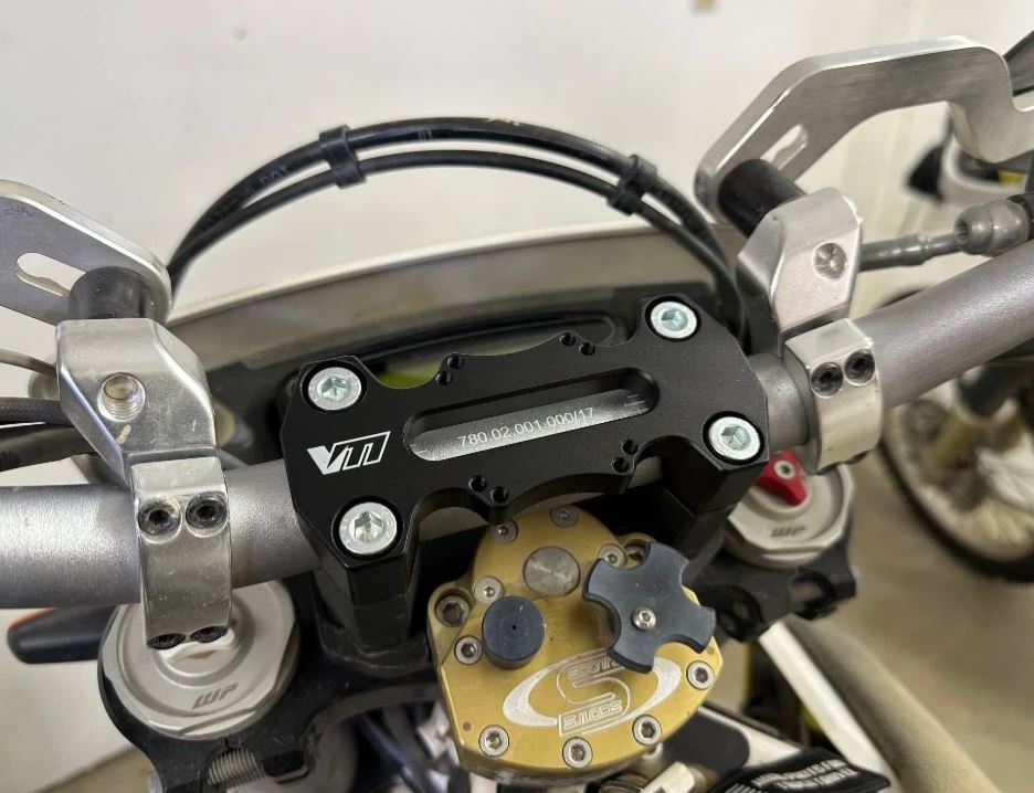 Handlebar Top Clamp with AMPs Pattern 38x90