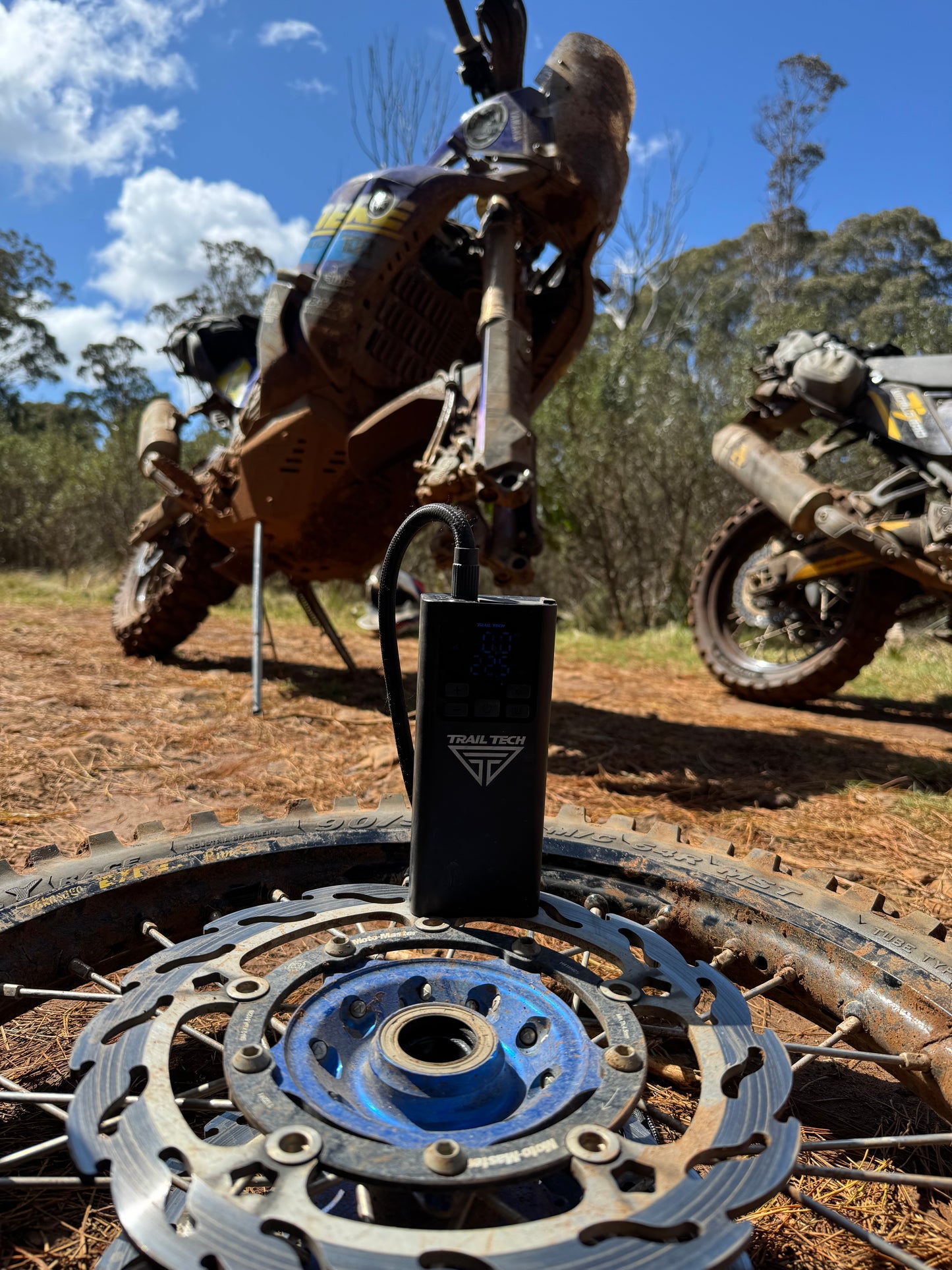 TRAIL TECH PORTABLE AIR COMPRESSOR